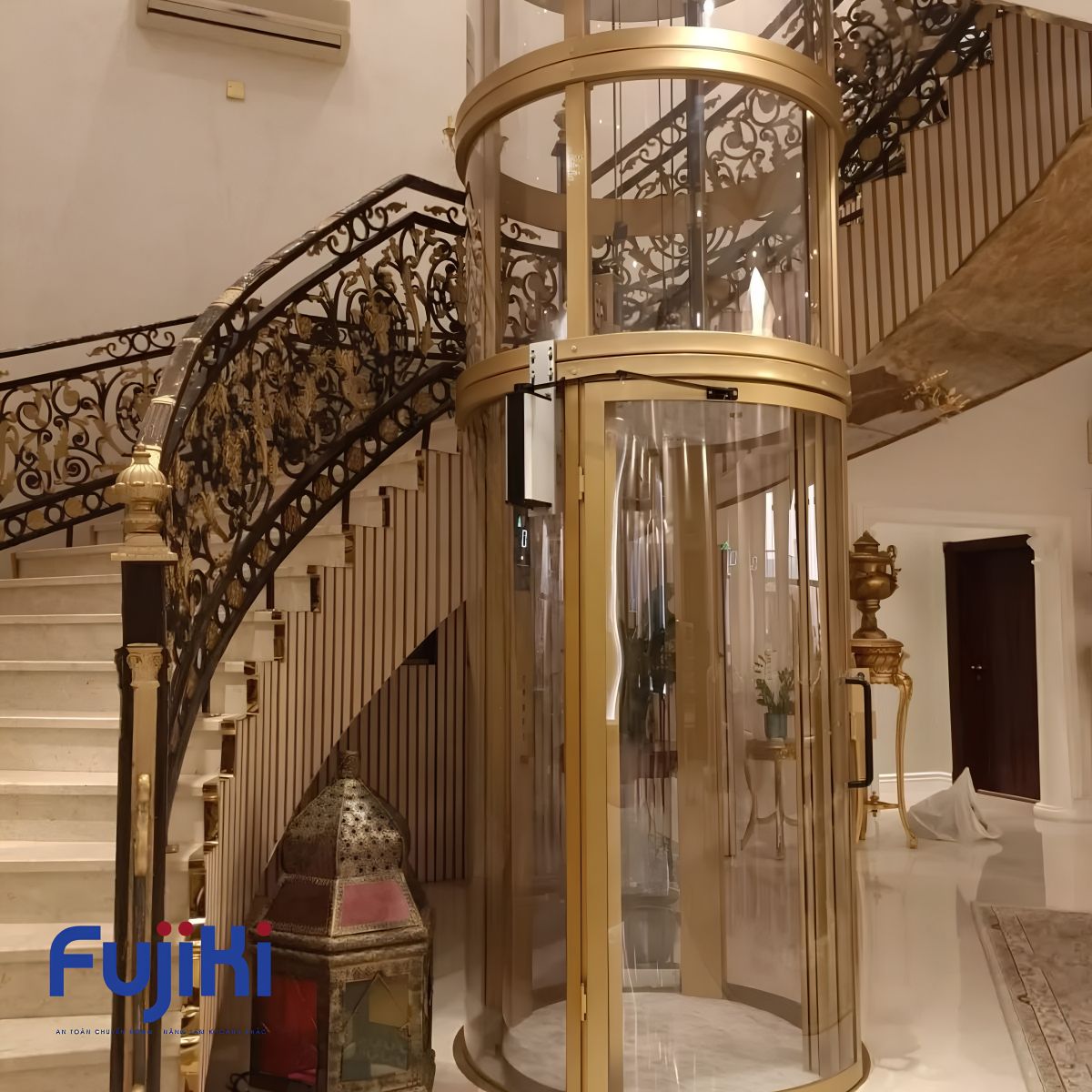 Lắp đặt thang máy mini tại trung tâm ngôi nhà, tăng điểm nhấn cho không gian